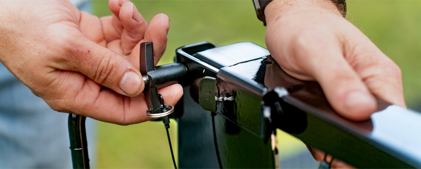 Person releasing pin for dropping the rails.